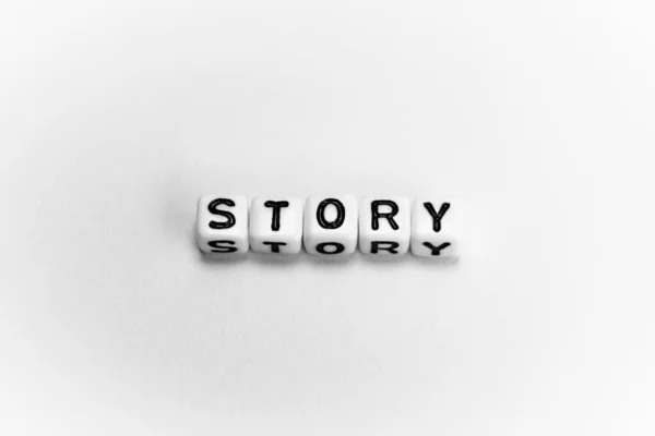Białe kostki ze słowem Story na białym tle — Zdjęcie stockowe