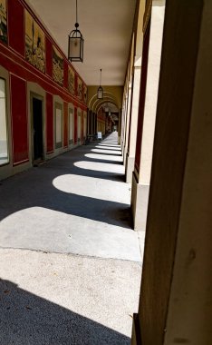 Günışığında insan olmadan kemer yolu