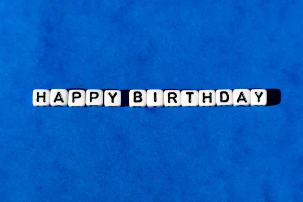 Feliz Cartão Postal Aniversário Com Cubos Brancos Fundo Azul — Fotografia de Stock