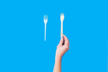 Tek kullanımlık plastik çatal yeniden kullanılabilir bambu karşılaştırma kavramı. Üst görünüm