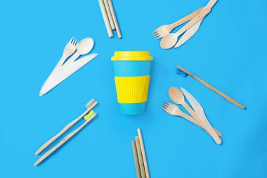Plastik sıfır atık kavramı yok. Mavi arka plan. Ekolojik bambu.