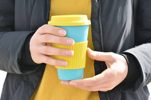 Manos femeninas sosteniendo taza de café reutilizable. Toma tu café para llevar . — Foto de Stock