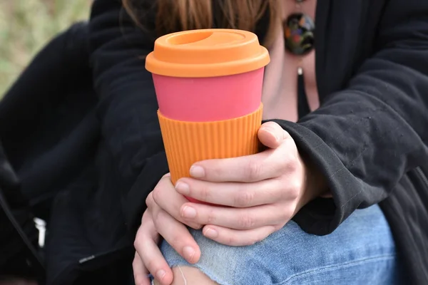 Taza de café reutilizable de mano femenina. Toma tu café para llevar . — Foto de Stock