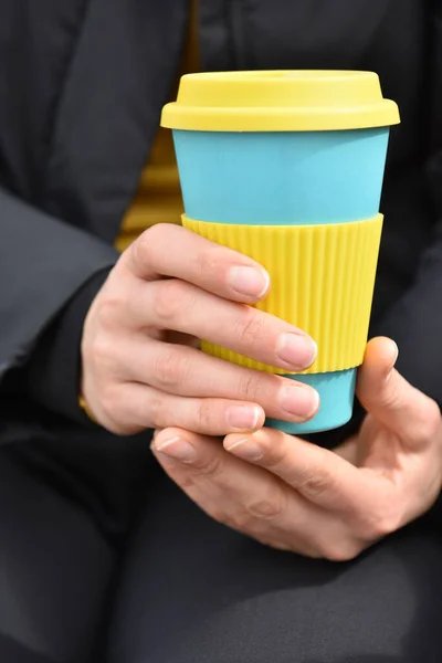 Vrouwelijke Handen Met Herbruikbare Koffiemok Neem Koffie Mee Met Een — Stockfoto