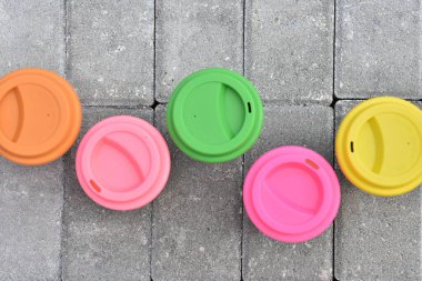 Bambu yeniden kullanılabilir kahve ya da çok renkli silikon kapaklı çay fincanları. Sıfır atık. Sürdürülebilir yaşam tarzı. 