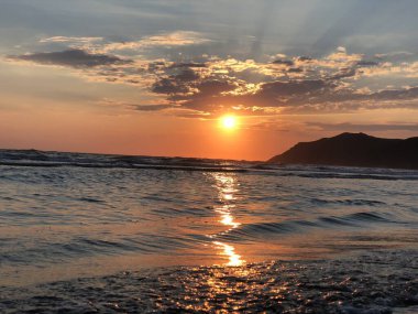 Adriyatik Denizi üzerinde çarpıcı bir günbatımı. Gökyüzünde turuncu renkli derin alevler. Mükemmel soyut bir arka plan. Fotoğraf 8 Temmuz 2018 'de Arnavutluk' un Golem kentinde çekildi.