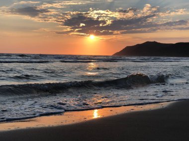 Adriyatik Denizi üzerinde çarpıcı bir günbatımı. Gökyüzünde turuncu renkli derin alevler. Mükemmel soyut bir arka plan. Fotoğraf 8 Temmuz 2018 'de Arnavutluk' un Golem kentinde çekildi.