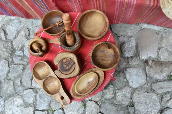 Kruje, Arnavutluk - 21 Mayıs 2017: Ulusal Kahraman Skanderbeg 'in tarihi doğduğu Kruja' daki geleneksel Osmanlı pazarı. Satılık antika eşyalar. Düz uzanma, el yapımı kaseler, ahşaptan mutfak aletleri..
