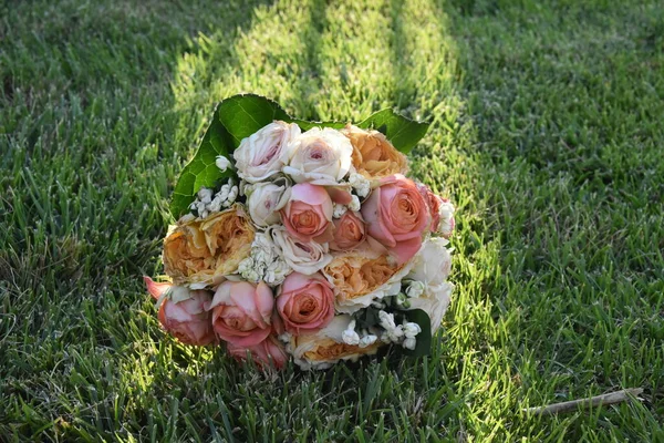 Rosas Flores Buquê Que Coloca Grama Verde Detalhes Casamento Rústico — Fotografia de Stock