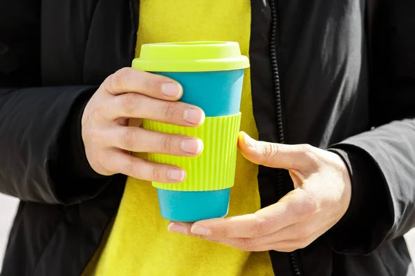 Vrouwelijke Handen Met Herbruikbare Koffiemok Neem Koffie Mee Met Een — Stockfoto