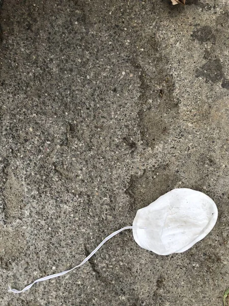 白い顔のマスクは 道路上で放棄された スペースのコピー — ストック写真
