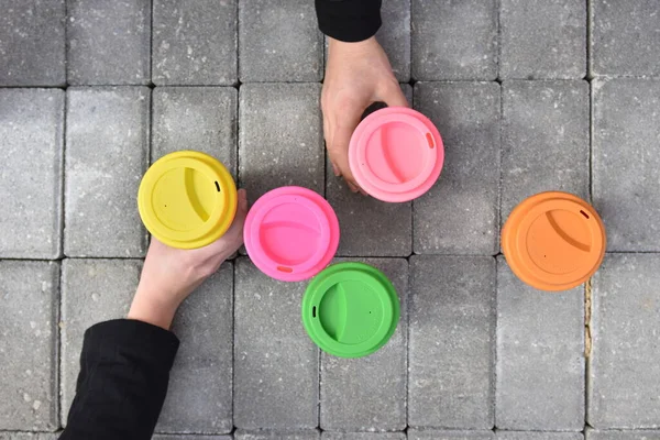 Bamboo reusable coffee or tea cups mugs with multicolor silicone cap. — Stock Photo, Image