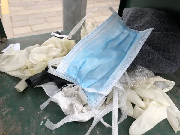 Çöp kutusunda hijyenik maske ve tıbbi eldiven kullanılmış..