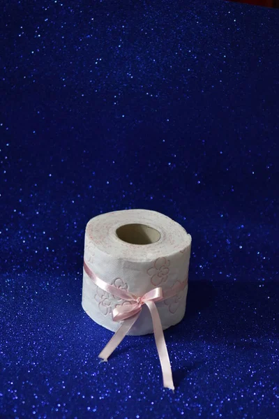Rulla av toalettpapper på glitter blå bakgrund — Stockfoto