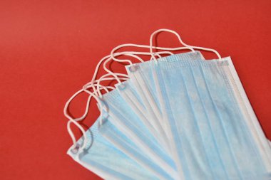 Kırmızı arka planda tıbbi koruyucu maske. Sağlık hizmetleri kavramı