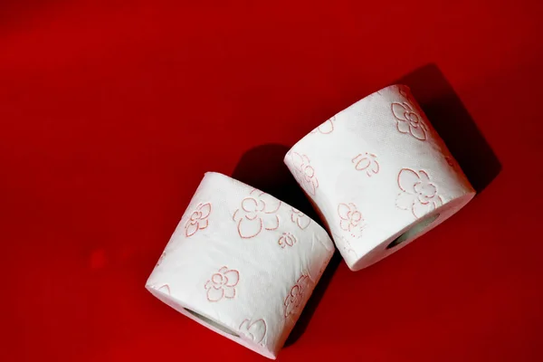 Rouleau de papier toilette sur fond rouge — Photo
