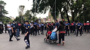 Ulusal tiyatronun yıkımını protesto eden genç protestocular 