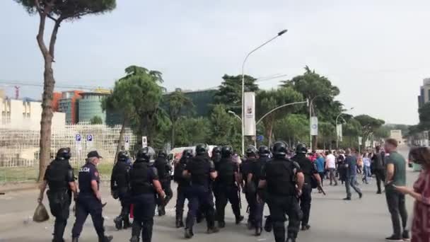 Angry police.protesting the destruction of the theater .Albania, Tirana — стоковое видео