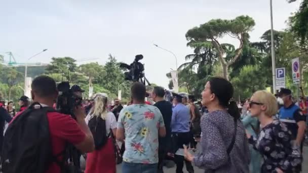 Naštvaná policie.Protesty proti zničení divadla.Albánie, Tirana — Stock video