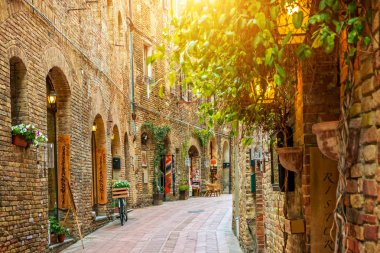 Sokakta eski şehir, San Gimignano, Toskana, İtalya