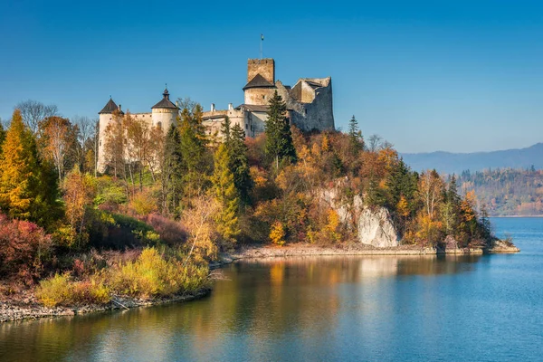 Замок в Нидзице, Чорштынское водохранилище, осень, Польша — стоковое фото