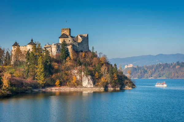 Замок в Нидзице, Чорштынское водохранилище, Польша — стоковое фото