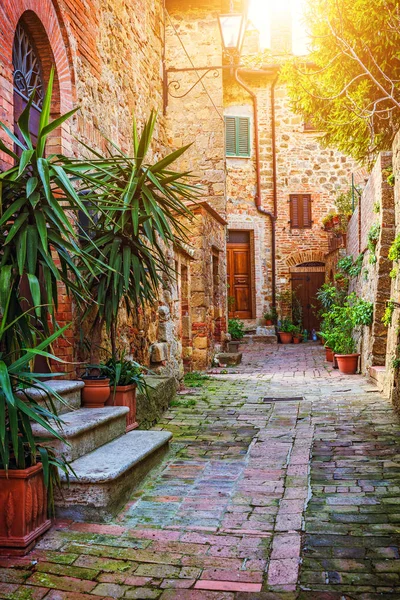 Callejón en el casco antiguo italiano, Toscana, Italia — Foto de Stock