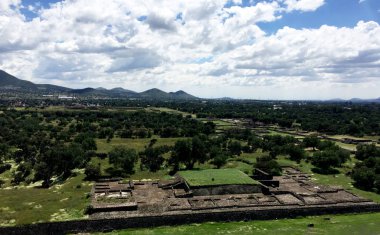 Teotihuacan 'daki güneş tapınağının tepesinden bak.