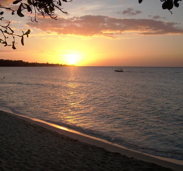 Pohled na krásný západ slunce v Karibiku, Jamajka — Stock fotografie