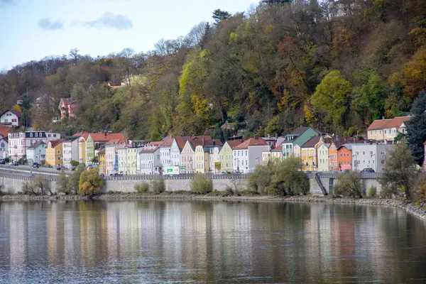 Passau 'nun önündeki bir evin Tuna Nehri manzarası