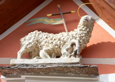 Tanrı 'nın kuzusu, haleli, aynı zamanda Tanrı' nın Kuzusu ve Latin Agnus Dei 'de Paskalya Kuzusu olarak da bilinir.