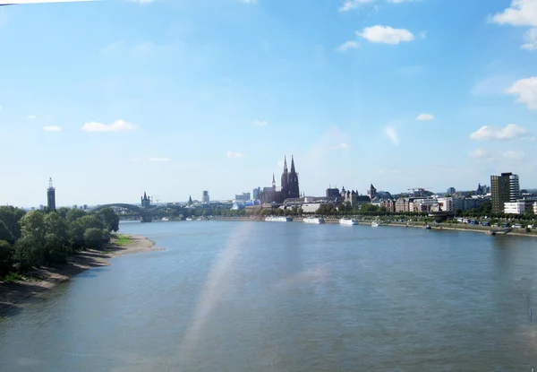 Ren nehrinden Köln şehrine kadar Almanya 'nın katedrali