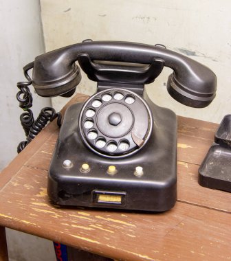 80 'lerin eski siyah arama telefonu bir ofiste.