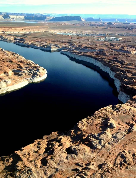 Glen Kanyonu Ulusal Rekreasyon Bölgesi 'ndeki Powell Gölü rezervuarının havadan görüntüsü