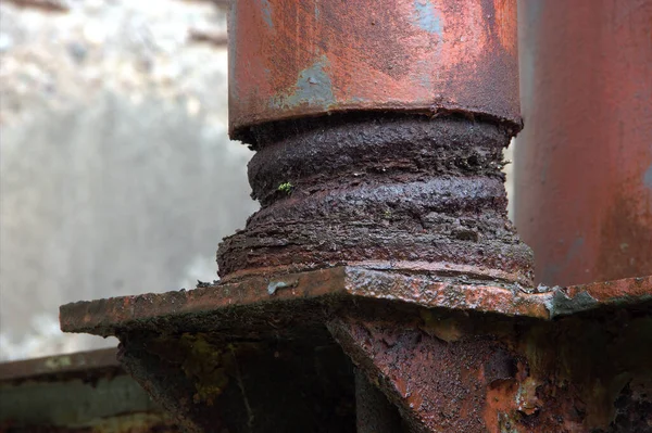 Grote Geërodeerde Schokdemper Trillingsdemper Een Afgedankte Fabriek — Stockfoto