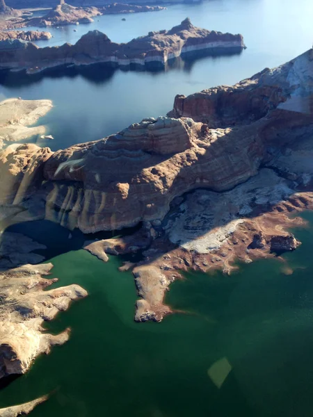 Glen Kanyonu Ulusal Rekreasyon Bölgesi 'ndeki Powell Gölü rezervuarının havadan görüntüsü