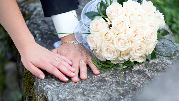 Boda, anillos y ramo — Foto de Stock