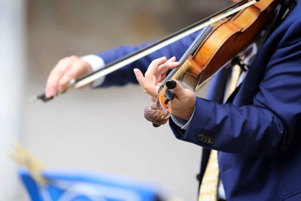 Hombre tocando el violín —  Fotos de Stock