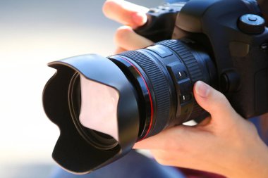Bir Full Frame fotoğraf makinesi holding.