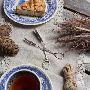 Masanın üzerinde klasik beyaz porselen bir tabak var.