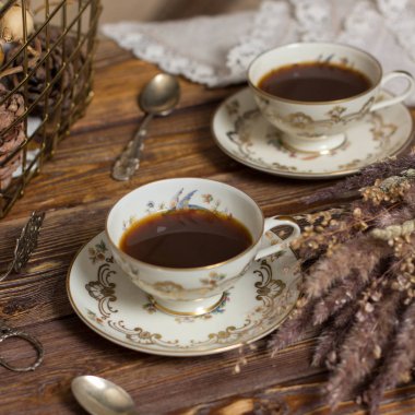 Masanın üzerinde klasik beyaz porselen bir tabak var.