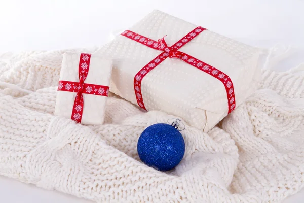 Two gift boxes on white wool, white. background — Φωτογραφία Αρχείου