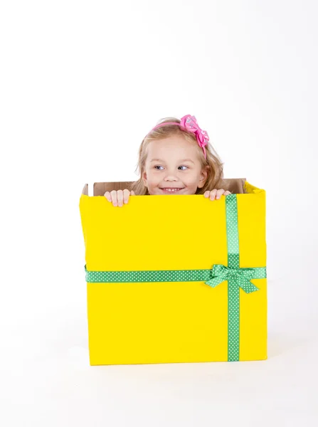 Meisje in een doos van de gift. — Stockfoto