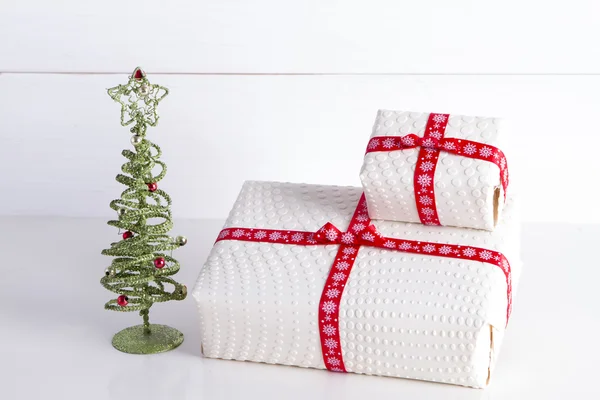 Kerstboom van klein speelgoed en twee geschenkdozen — Stockfoto