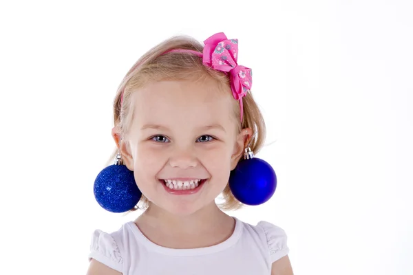 Meisje blond peuter kerstballen portret blauw als oorbellen. — Stockfoto