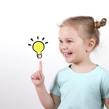 Ampul beyaz arka plan üzerinde izole ile kız akıllı çocuk. fikir kavramı. okul .
