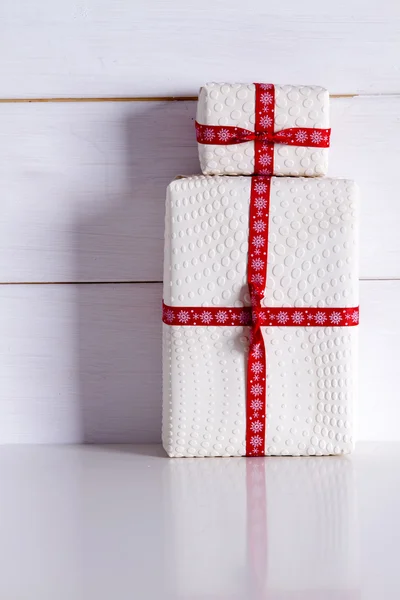 땡 땡이 2 개의 흰색 선물 상자 — 스톡 사진