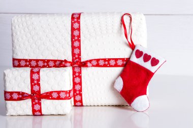 Beyaz hediye kutusu lekeli ve Noel Baba'nın çorap ile