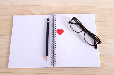 defter gözlük kalem kalp.