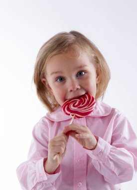 Kız büyük bir mutlulukla lolipop var